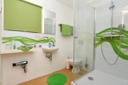 皮尔纳Hortensiensuite的带淋浴、卫生间和盥洗盆的浴室