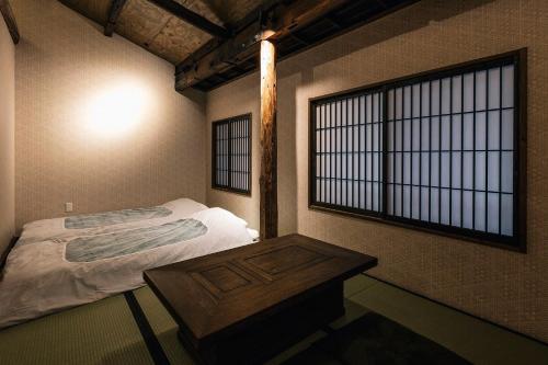 京都京都叶月宾馆的一间小卧室,配有床和窗户