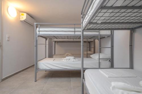 Naxos Hostel客房内的一张或多张双层床
