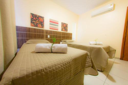塞古罗港Residencial Portinari LTDA的一间客房内配有两张床的房间