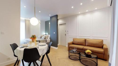 斯普利特Illyria Luxury Studio Apartments的客厅配有桌子和沙发