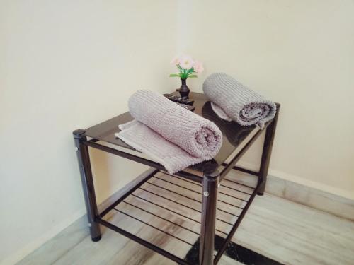 帕纳吉梅内塞斯旅馆的椅子上带毛巾的玻璃桌