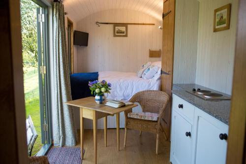 DorstoneGoldenValley Shepherd's Hut的小房间设有一张床和一张桌子