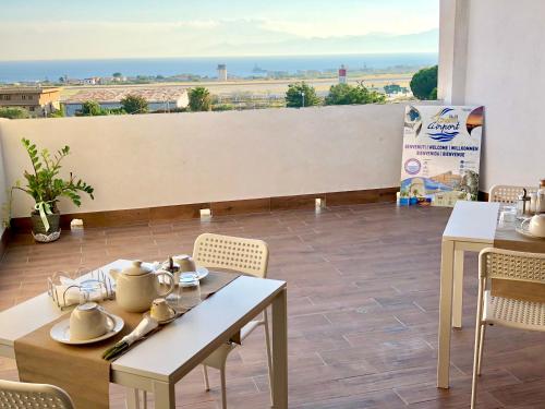 雷焦卡拉布里亚Charm Airport的一间设有桌椅并享有沙漠景色的餐厅