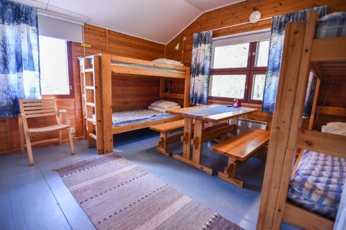 基尔匹斯扎我维基尔皮雅文雷凯里克库斯山林小屋的客房设有双层床、桌子和书桌。