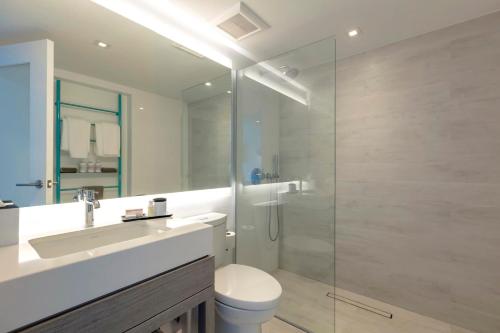 圣胡安Condado Ocean Club - Adults Only的一间带卫生间和玻璃淋浴间的浴室