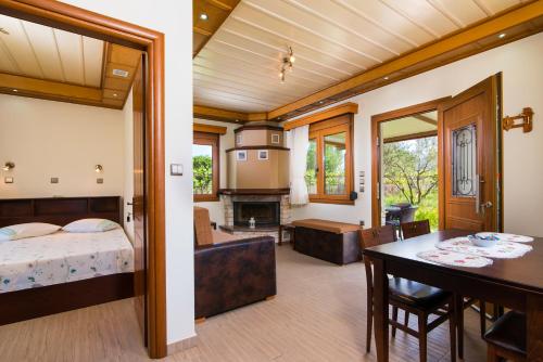 克里斯阿穆迪亚Semiramis Cottage的一间卧室设有一张床和一间用餐室