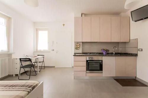 马萨Casa dei Marmi - in Toscana 10 min dal mare的一间厨房,内设白色橱柜和一张桌子