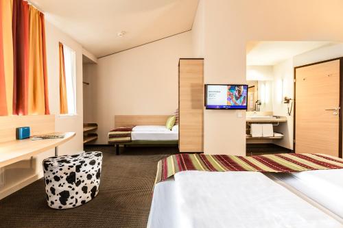 斯拉德明TUI BLUE Schladming的一间酒店客房,配有一张床和一台电视