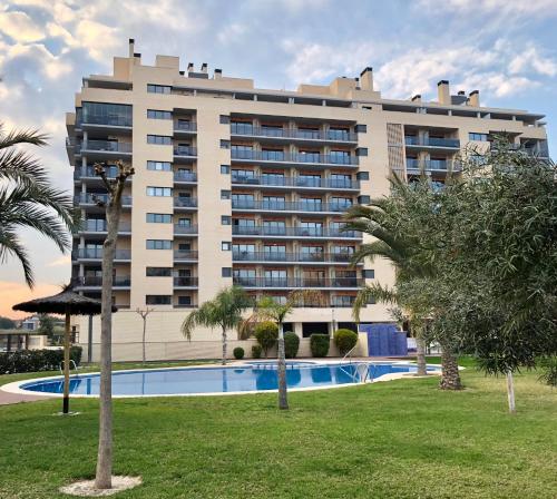 阿利坎特New apartment in San Juan Playa, Alicante的大楼前设有游泳池的酒店