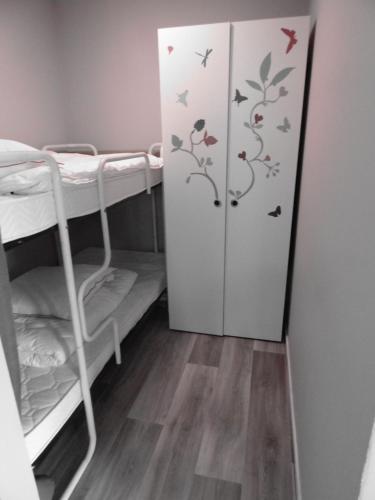 瑟穆瓦河畔夫雷斯Domaine "Les Hochets的小房间设有橱柜和双层床