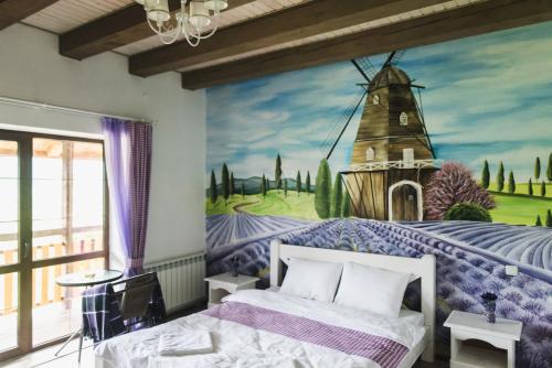 斯拉夫西克Pogar Inn的卧室配有风车壁画