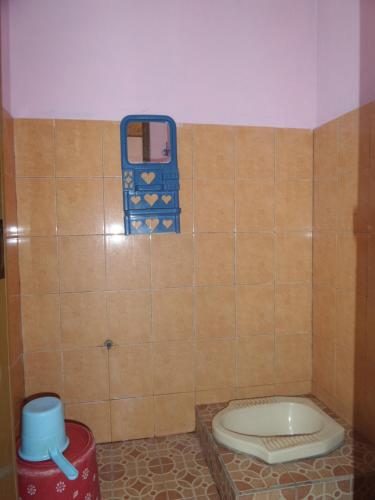 希维德Pondok Stevia Ciwidey的瓷砖墙内带卫生间的浴室