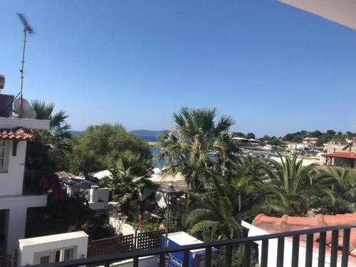 菲尼孔塔Eleni's house的阳台享有海滩美景。
