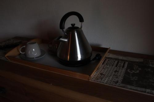 蒙蒂奥韦特Maison Chenal的茶壶和木托盘上的一杯