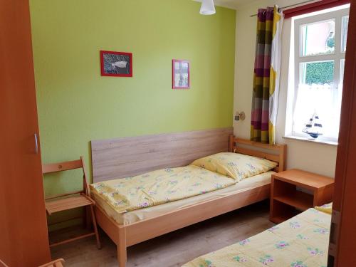 洛默Über dem Meer的一间小卧室,配有床和窗户