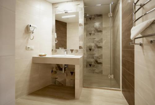 利沃夫纳塔利娅18酒店的一间带水槽和淋浴的浴室