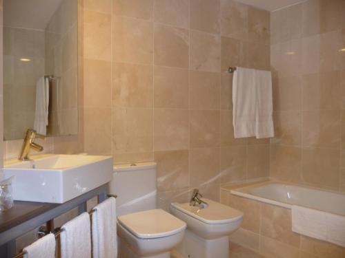 Corró de Vall维尔提酒店的浴室配有盥洗盆、卫生间和浴缸。