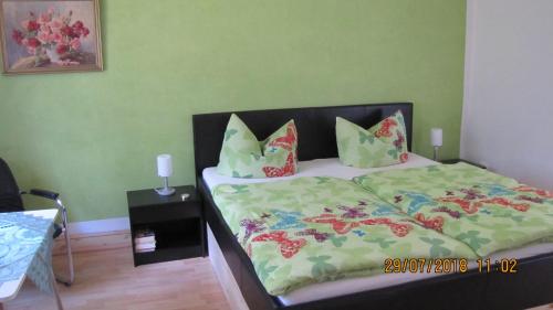 MittelndorfFerienzimmer Haus Läsker的一间卧室配有一张带绿色墙壁的床