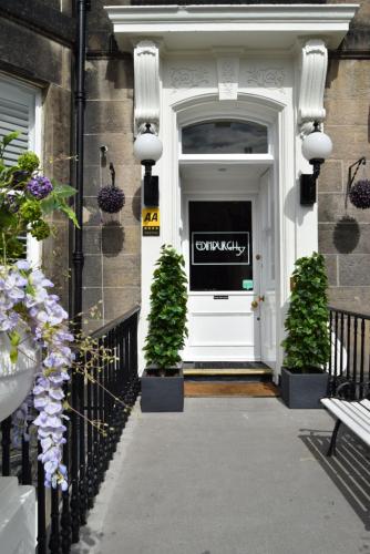 爱丁堡国际宾馆的一座白色的门,上面有两株盆栽植物