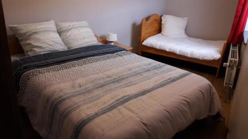 马尔梅迪卡萨安德烈斯酒店的一间卧室配有一张大床和一把椅子