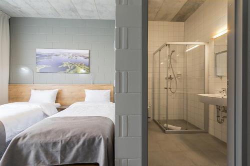 卡梅拉瓦Air Hotel的一间卧室设有两张床、淋浴和盥洗盆