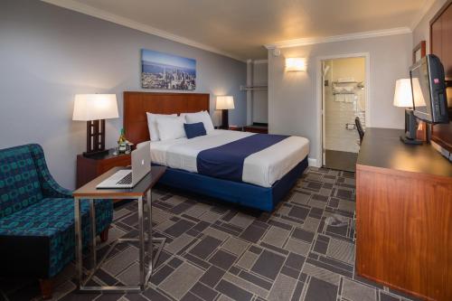 旧金山旧金山海湾大桥酒店的酒店客房设有一张床、一张书桌和一台电视机。