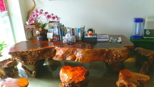 南竿多丽民宿的木桌和木饰