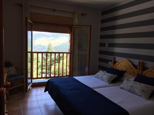 拉莫利纳苏佩莫林纳酒店的一间卧室设有两张床和大窗户