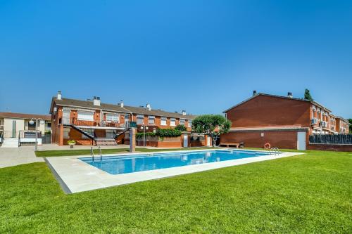 帕拉福尔斯Vivalidays Casa Pinell - Palafolls - Costa Barcelona的一座房子的院子内的游泳池