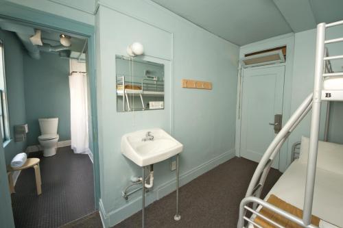 American Hotel Hostel的一间浴室