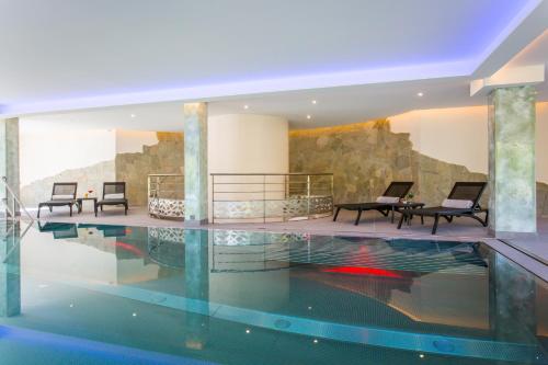 贝尔蒙特Hotel Restaurant Mont Champ du Feu的中间设有游泳池的房子