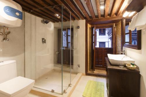 帕坦Hotel Patan House的带淋浴、卫生间和盥洗盆的浴室