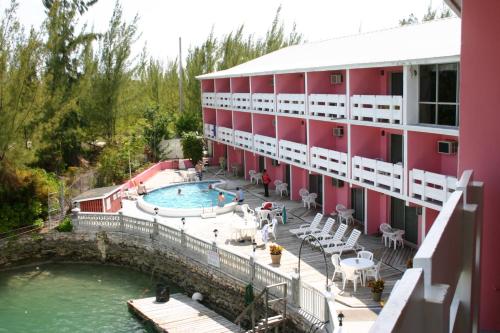 自由港市Bell Channel Inn Hotel的享有酒店游泳池的景色