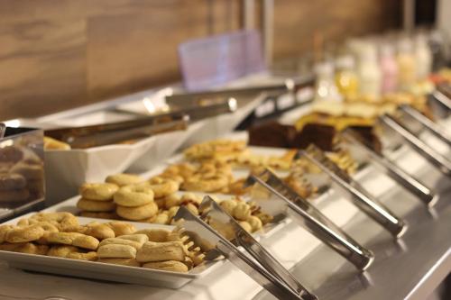 巴朗德科凯斯Impar Suites Barao de Cocais的包括饼干和其他糕点的自助餐