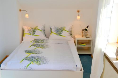 圣沃尔夫冈豪斯西加藤酒店的一间卧室配有两张鲜花装饰的床。