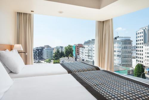 卢戈埃克普埃尔塔圣佩德罗酒店的酒店客房设有一张床和一个大窗户