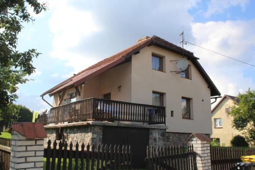 DziemianyWypoczynek Kocia Góra的前面有栅栏的大白色房子