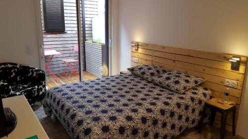 昂热Angers Green Lodge的一间卧室配有一张带木制床头板的床