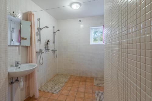 Oitme奥伊特美旅馆的白色的浴室设有水槽和淋浴。