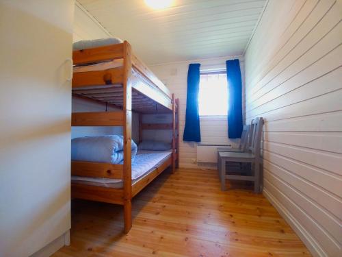 Sjøholt舍霍尔特露营酒店的一间小房间,房子里配有双层床