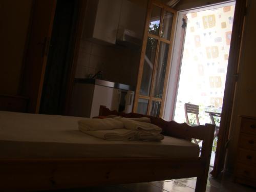卡拉米锡Kondilw Rooms的一间卧室设有一张床和一个美景窗户。