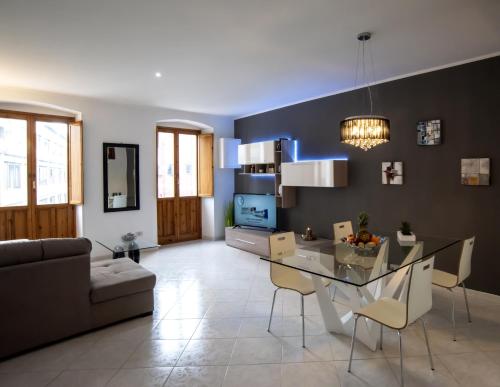卡利亚里La Casa nel Corso的客厅配有桌子和沙发