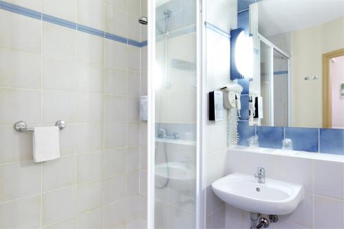 根特根特钟楼餐饮酒店的白色的浴室设有水槽和镜子