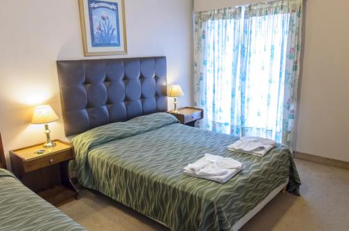 拉法尔达玛丽多尔酒店的一间卧室配有一张床,上面有两条毛巾