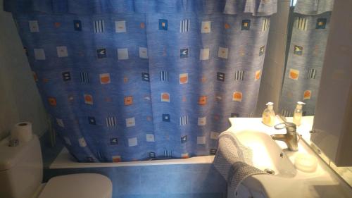 波罗斯Kamares Apartments ΕΕ的一间带水槽和淋浴帘的浴室