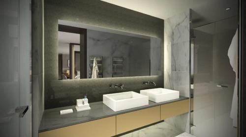 贝尔法斯特十方广场酒店 的一间带两个盥洗盆和大镜子的浴室