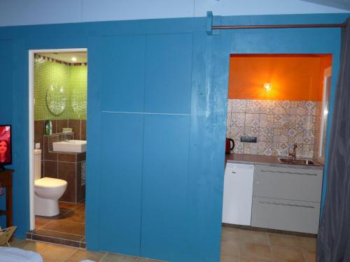 埃瑞兹Sous les chênes, en Provence的一间带卫生间和水槽的浴室
