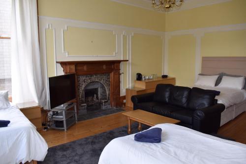 爱丁堡阿高万旅馆的带沙发和壁炉的客厅
