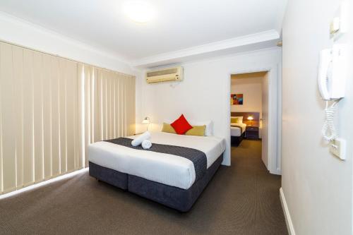 墨尔本Amazing Accommodations: St Kilda的一间位于酒店客房的卧室,配有一张床